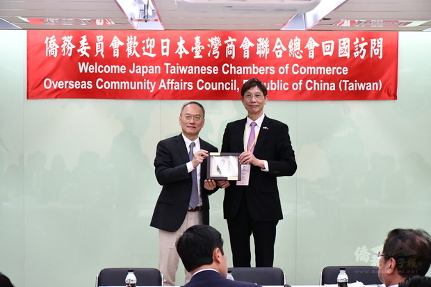 吳新興（左）致贈紀念品予日本臺灣商會聯合總會，由河道台（右）代表接受。