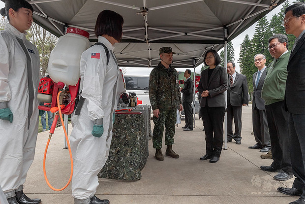 總統視導「陸軍第33化學兵群防疫整備」，並聽取防疫整備簡報
（圖/總統府提供）