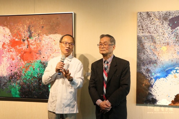 吳新興（左）讚賞陳文石（右）不僅是一位出色的藝術家，也是僑界支持故鄉的代表人物。