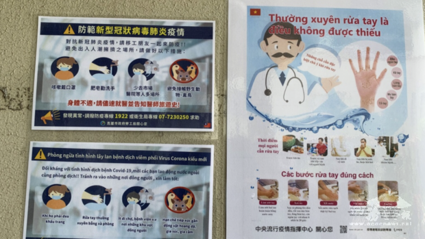建教僑生於宿舍出入口張貼多國語版防疫宣導單。