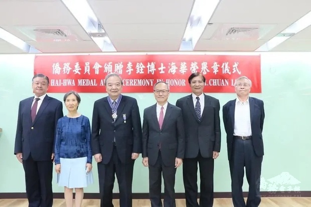 僑委會頒贈海華榮譽章予李銓(左三),由吳新興(右三)親自頒發,高建智(右二)、呂元榮(左一)、張良民(右一)及沈佩蒂(左二)等人出席觀禮儀式。