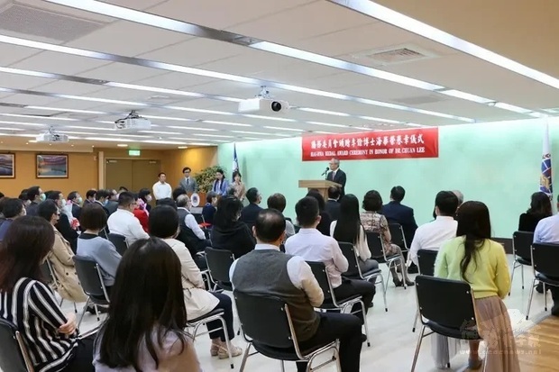 僑務委員會30日舉行頒贈銘傳全球教育系統總校長李銓海華榮譽章儀式。