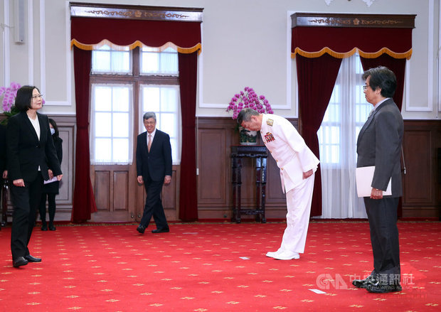 新任國防部參謀本部參謀總長黃曙光上將(右2)、最高法院院長吳燦(右1)13日上午在總統府宣誓,宣誓後總統蔡英文(左1)向宣誓人點頭致意,儀式簡單隆重。(圖/中央社提供)