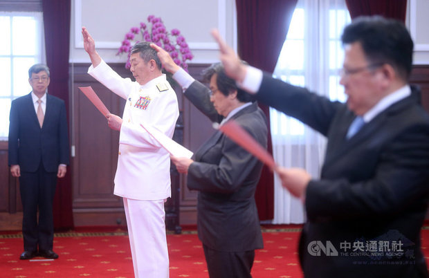 「新任國防部參謀本部參謀總長、最高法院院長及總統府副秘書長宣誓典禮」13日上午在總統府舉行,參謀總長黃曙光上將(左2起)、最高法院院長吳燦與總統府副秘書長李俊俋宣讀誓詞,副總統陳建仁(左1)出席觀禮。