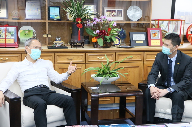 吳新興(左)與曾遠喆(右)針對海外青商現況進行交流。