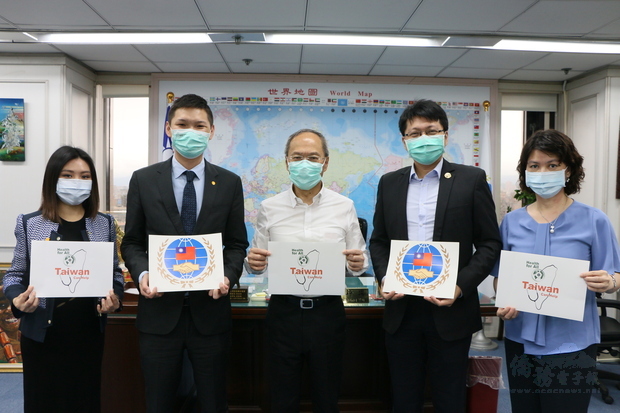 僑委會委員長吳新興(中)偕僑商處處長張淑燕(右一)一同接見世界臺灣商會聯合總會青商會會長曾遠喆(左二)、亞洲臺灣商會聯合總會青商會會長張詔雄(右二)及監事長鍾閔(左一)等一行4人。