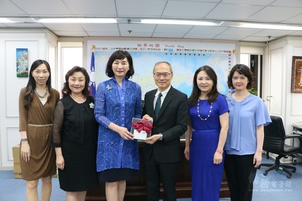 世界華人工商婦女企管協會總會長劉琍綺(左3)率副總會長莊住維(右2)及國際秘書長洪世英(左2)拜會僑務委員會吳新興委員長(右3),僑商處處長張淑燕(右1)及科長楊慧萍(左1)陪同