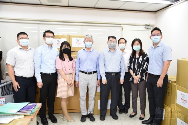 陳世池(左4)與僑民處主管同仁在疫情期間為僑胞分寄口罩。