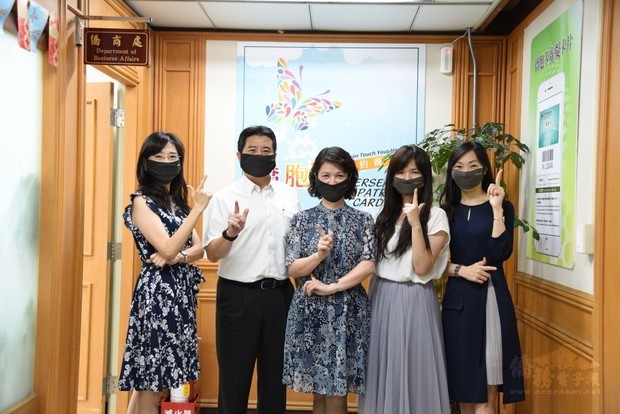 張淑燕(中)與僑商處主管同仁在疫情期間為海外僑台商蒐集紓困資訊,並在信保基金推出COVID-19(武漢肺炎)專案2.0版。