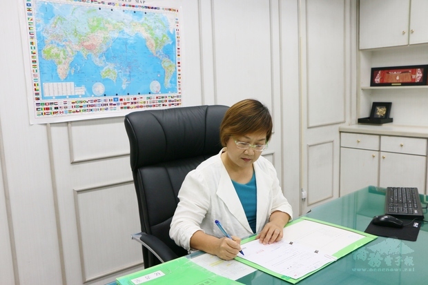 徐佳青20日在辦公室批示第一份公文。