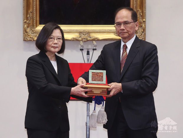 總統蔡英文（左）20日宣誓就職，展開第二任期，蔡總統宣誓後，從立法院長游錫堃（右）手中接下中華民國之璽。（中央社提供）