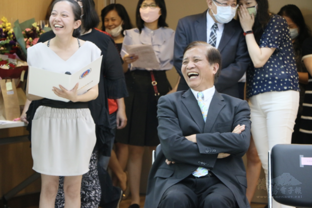 僑委會副委員長高建智（右）在副委員長呂元榮的感人談話中笑開懷。