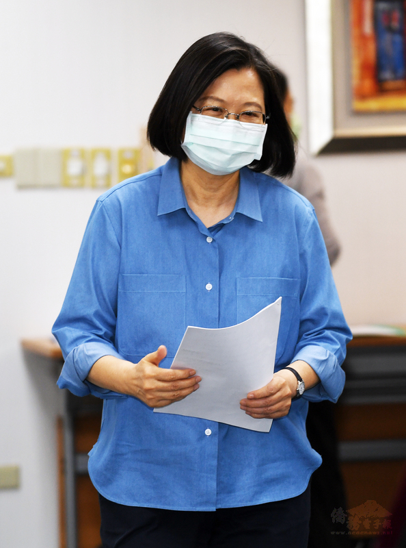 身兼民進黨主席的總統蔡英文(前)10日下午在民進黨中央黨部主持中執會,戴著口罩進入會場。(中央社提供)