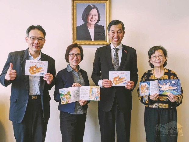 鐘淑汝(左2)及陳慧中(右1)於6月22日拜會駐溫哥華辦事處,由陳剛毅(右2)及夏基陸(左1)接待。