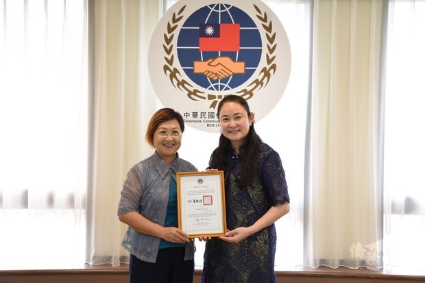 徐佳青（左）代表童振源頒發協助抗疫感謝狀給周如意（右）。