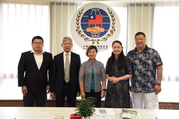 徐佳青（中）、周如意（右2）及胡光中（右1）合影。