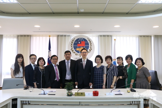 童振源(中)會見柬埔寨臺灣商會一行8人交流海外臺商近況。