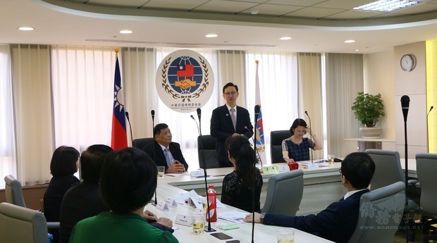 童振源(站立者)向僑臺商說明未來僑務工作目標。