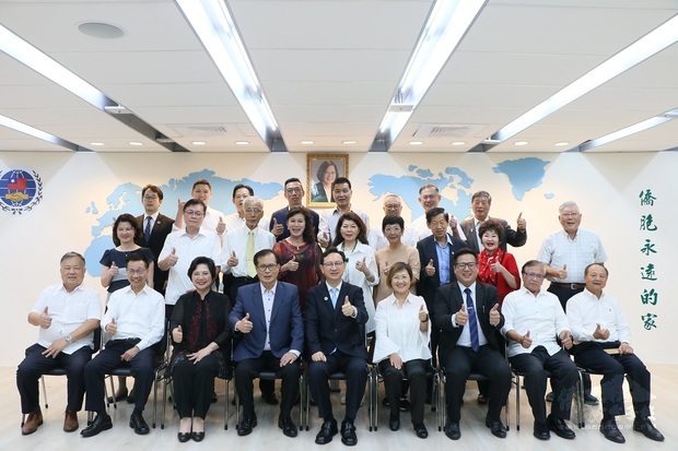 童振源(第一排中間)偕徐佳青(第一排右四)接見世界臺灣商會聯合總會一行24人。