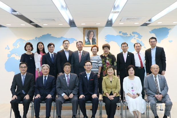 委員長童振源(前排中)偕副委員長徐佳青(前排右三)接見亞總一行12人。