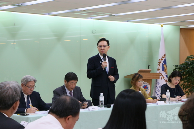 童振源(站立者)向與會僑臺商說明僑委會發揮臺灣優勢協助僑臺商發展的策略。