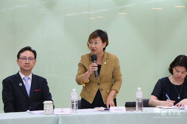 徐佳青(中)提醒有紓困需求的僑臺商整理近兩、三年的完整財報資料及相關文書證件。