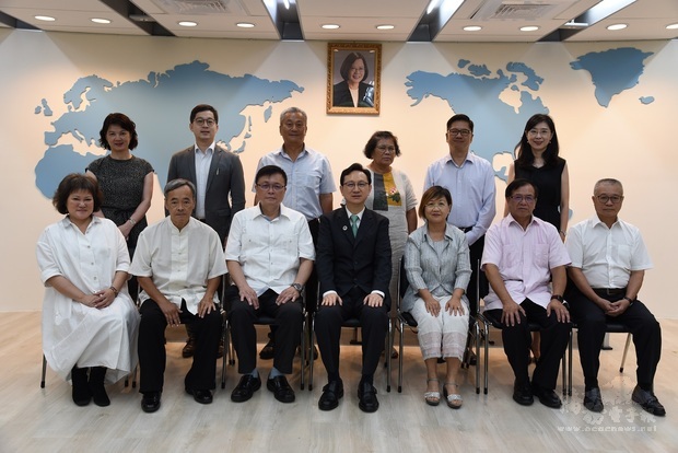 童振源(前排中)、徐佳青(前排右3)、張崇斌(前排左3)、梁輝騰(前排左2)與訪團團員合影。