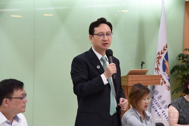 童振源感謝張崇斌在疫情期間聯絡中南美洲各國的臺商會,協助大家共同抗疫,更感謝張崇斌聯繫多明尼加的參議員,為臺灣加入WHO及WHA發聲。