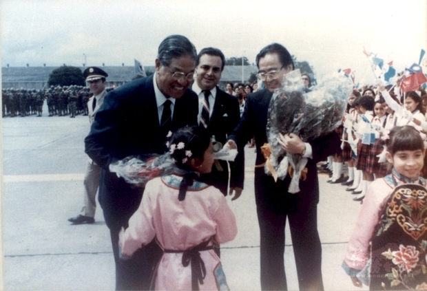 李前總統時任副總統出訪中南美洲，孩童獻花。／僑委會資料照片