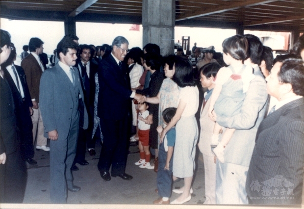 李前總統時任副總統訪南美，受僑胞熱烈歡迎。／僑委會資料照片