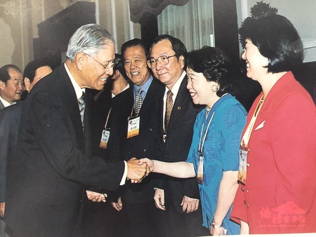李前總統親切地與華商代表握手致意。