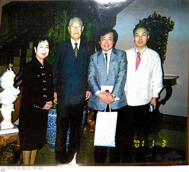 李前總統訪日時與當地僑領（僑務委員王輝生：右2）會談。