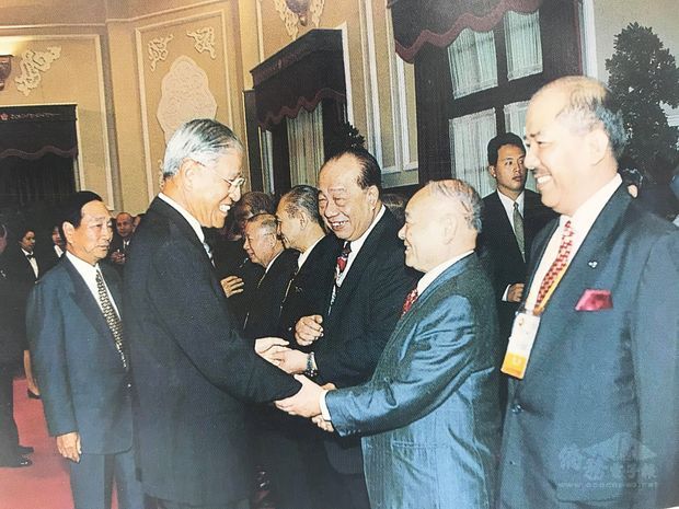李前總統親切問候僑臺商代表。