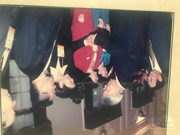 世界國際華商經貿聯合會晉謁李前總統:崔競乾(與李前總統握手者)、陳政輝(右2)、林富元(右1)。