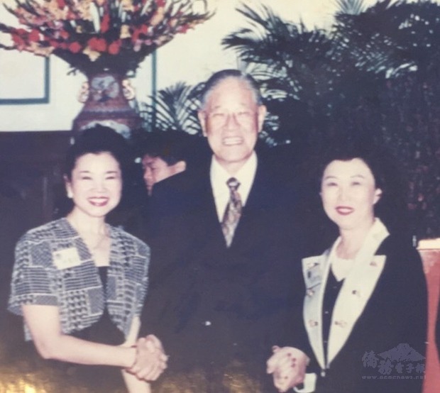 與李前總統(中間)合影、林貴香(左)、林翠雲(右)。