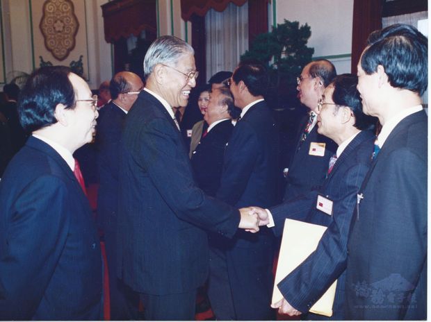 邱垂亮回台灣參加僑務委員會議時，與李前總統見面。(邱垂亮提供)