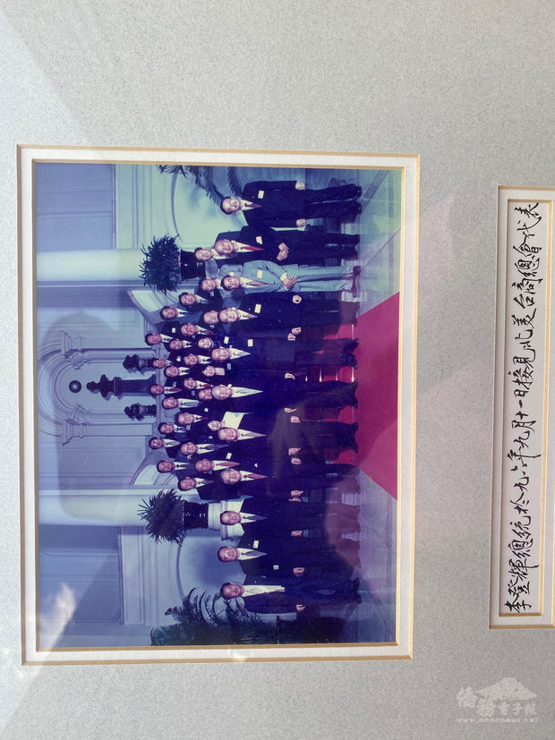 北美洲臺灣商會1996年拜訪李前總統，王德時任商會會長。 （王德翻攝提供）