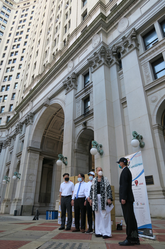 北美洲台灣商會聯合總會與紐約台灣商會向曼哈頓區長辦公室捐贈5萬片口罩，當地時間10日在曼哈頓市政大樓舉行捐贈儀式。(中央社提供)