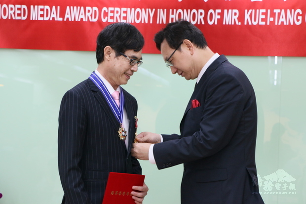童振源(右)授章予翁桂堂(左)。