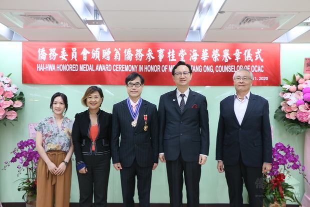 委員長童振源(右二)親自授章予翁桂堂(左三),副委員長徐佳青(左二)、主任秘書張良民(右一)及翁桂堂女兒翁筠婷(左一)皆到場觀禮。