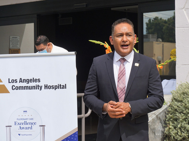 洛杉磯社區醫院執行長赫南德茲（Hector Hernandez）13日接受台美商會捐贈的5萬片口罩。