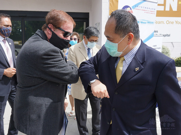 駐洛杉磯台北經濟文化辦事處長黃敏境（右）13日出席台美商會捐贈口罩的活動，與洛杉磯社區醫院主管互碰手肘打招呼。
