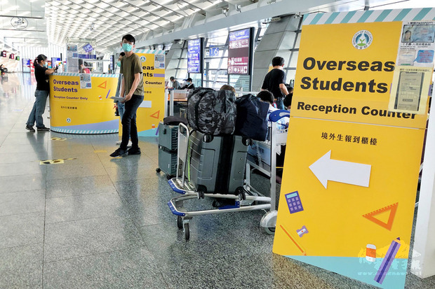 桃園國際機場境外生報到櫃檯人員24日表示,隨著開學日接近,境外生返台人數增加,相關單位都已做好因應準備工作。