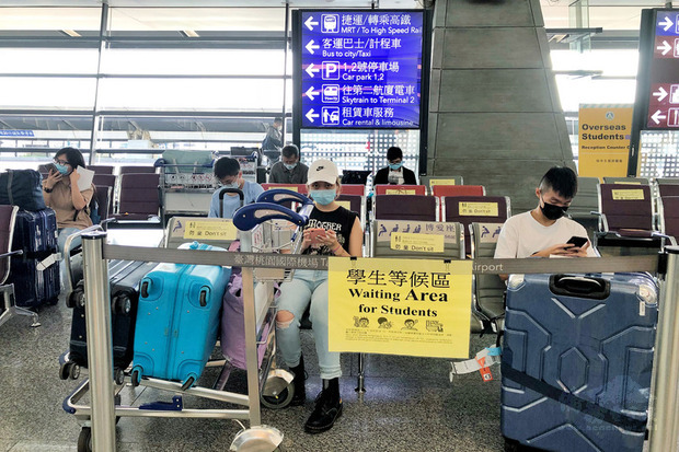 桃園國際機場境外生報到櫃檯人員24日表示,各國來台學生數從8月中旬明顯增加,有時候單一航班就有百餘名學生來台,幾乎擠滿整個作業櫃檯及等候區,工作人員會透過各校代表協助,盡快將學生送往檢疫宿舍或是防疫旅館。