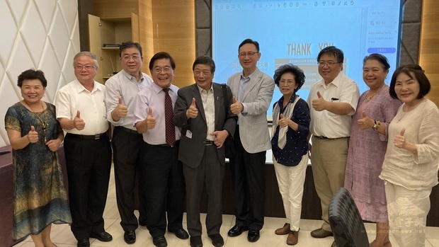 童振源(右5)、劉樹添(左5)、古源光(左4)、陳又嘉(右3)、伏和中(左3)與亞洲臺商出席座談簡報。