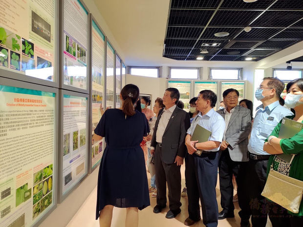 亞洲臺商總會參訪農委會農業試驗所聆聽專人導覽解說。