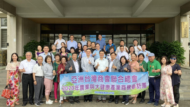 童振源陪同亞洲臺商總會參訪農委會農業試驗所,所長林學詩親自接待。