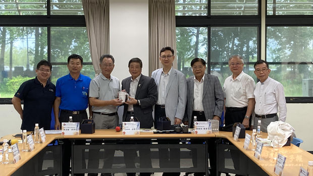 童振源陪同亞洲臺商總會參訪臺灣蘭花生物科技園區,由臺灣蘭花產銷發展協會理事長陳澄鐘偕秘書長曾俊弼親自接待。