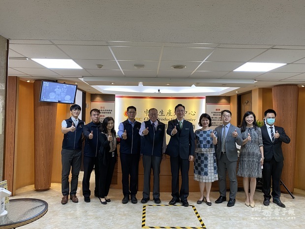 童振源委員長（右5）一行5人拜會中國生產力中心，由張寶誠總經理（左5）率團隊接待，會後留影紀念。
