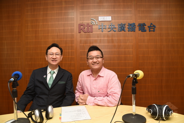 僑委會委員長童振源(左)接受央廣《早安台灣》主持人夏治平專訪。